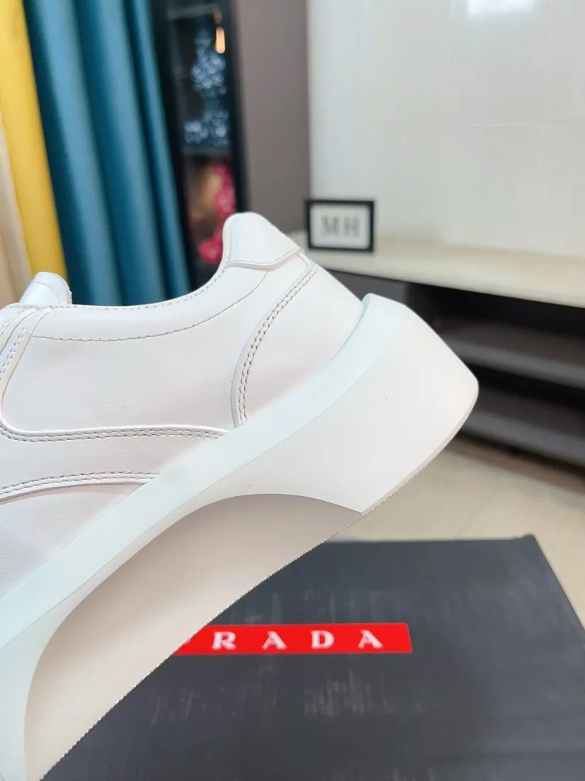 Men's shoes 💰620🌹🌹High-quality new Prada counters are launched simultaneously. The new men's shoes and 😘fabrics are selected from imported mesh and glue-spraying technology. Imported cowhide lining. 👍🏿High-end☄️Open-molded non-slip rubber outsole, exquisite lines, simple and elegant, comfortable and high-end for leisure travel. Code number: 38 to 44